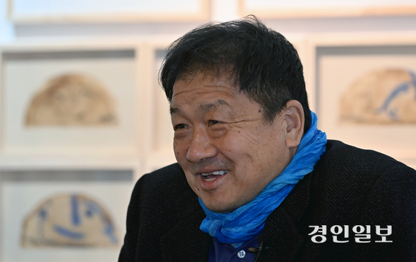 지난 12일 오후 서울 강남 스페이스22에서 열린 개인전 ‘지금, 영겁의 얼굴’ 전시장에서 만난 최광호 작가. 2024.12.12 /김용국기자 yong@kyeongin.com