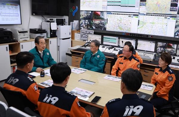 한덕수 대통령 권한대행 국무총리가 지난 24일 서울 중부소방서를 방문해 현황 보고를 받기 전 발언하고 있다. 2024.12.24 /연합뉴스