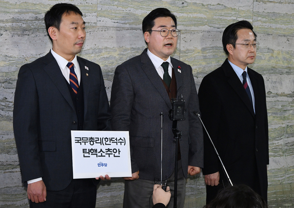 더불어민주당 김용민 원내정책수석부대표(왼쪽부터)와 박찬대 원내대표, 박성준 원내수석부대표가 24일 오후 국회 의안과 앞에서 ‘국무총리 한덕수 탄핵소추안’ 제출 보류 이유를 밝히고 있다. 2024.12.24 /연합뉴스