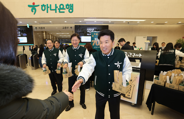 함영주 하나금융그룹 회장이 지난 24일 서울 중구 하나은행 본점에서 열린 트래블로그 서비스 700만 돌파 기념행사에서 이승열 하나은행장(가운데), 이호성 하나카드 사장(왼쪽)과 임직원들에게 감사 인사를 하고 있다. 2024.12.24 /연합뉴스