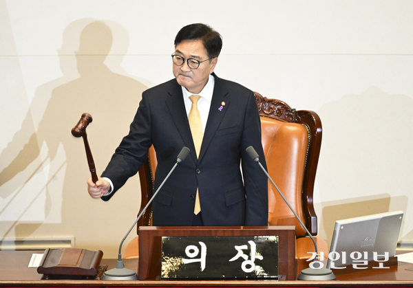 우원식 국회의장이 10일 오후 서울 국회에서 열린 본회의에서 의사봉을 두드리고 있다. 2024.12.10 /이지훈기자 jhlee@kyeongin.com