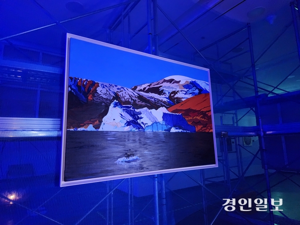 경기아트센터 기획전시 ‘생존구역:BBUCK On&Off’의 전시 모습 /구민주 기자 kumj@kyeongin.com