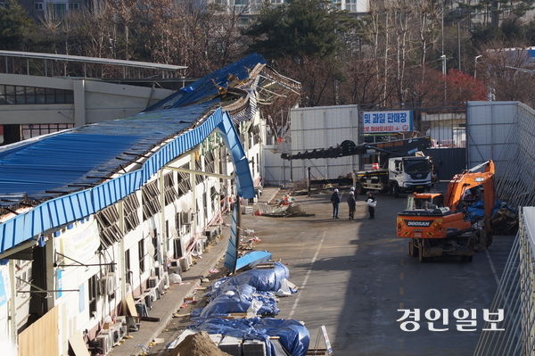 지난달 폭설로 붕괴 피해를 입은 안양시농수산물도매시장 청과동에 26일 철거작업을 위한 중장비들이 들어서고 있다. 2024.12.26  안양/박상일기자 metro@kyeongin.com