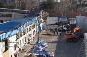 폭설에 붕괴된 안양농수산물도매시장, 철거 돌입… 보상·복구 ‘먼 길’