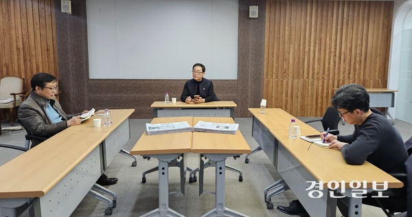 경인일보 독자위원회에서 독자위원들이 11월치 신문을 두고 이야기하고 있다. 2024.12.19 /김희연기자 khy@kyeongin.com