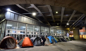[포토&스토리] 시대에 밀려 실패에 지쳐… 수원역에 잠드는 노숙자