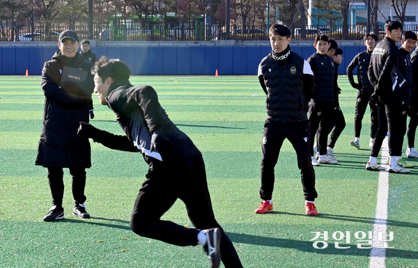 윤정환 인천 유나이티드 신임 감독이 26일 연수구 인천유나이티드 축구센터에서 선수들의 훈련을 지켜보고 있다. 2024.12.26 /김용국기자 yong@kyeongin.com
