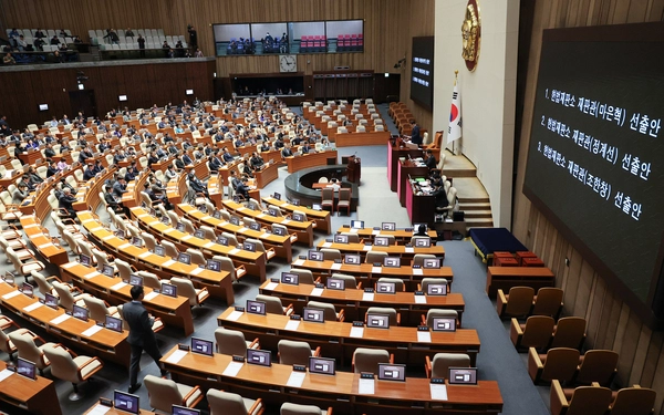 26일 국회 본회의에서 마은혁, 정계선, 조한창 헌법재판소 재판관 선출안이 야당 주도로 상정되고 있다. 국민의힘은 한덕수 대통령 권한대행 국무총리에게 임명 권한이 없다는 점을 들어 표결에 불참했다. 2024.12.26 /연합뉴스