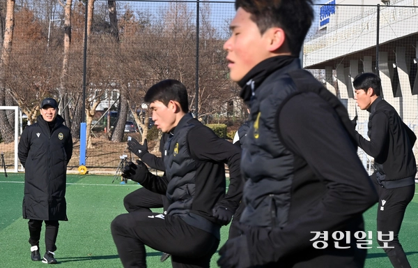 윤정환 인천 유나이티드 신임 감독이 26일 연수구 인천유나이티드 축구센터에서 선수들의 훈련을 지켜보고 있다. 2024.12.26 /김용국기자 yong@kyeongin.com
