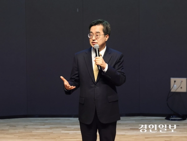 김동연 경기도지사가 26일 도청 대강당에서 열린 성희롱·성폭력 예방 특별교육에서 경기도 고위공무원들에게 성인지 감수성을 갖고 열린 마음으로 도정을 추진할 것을 주문했다. 2024.12.26 /경기도 제공
