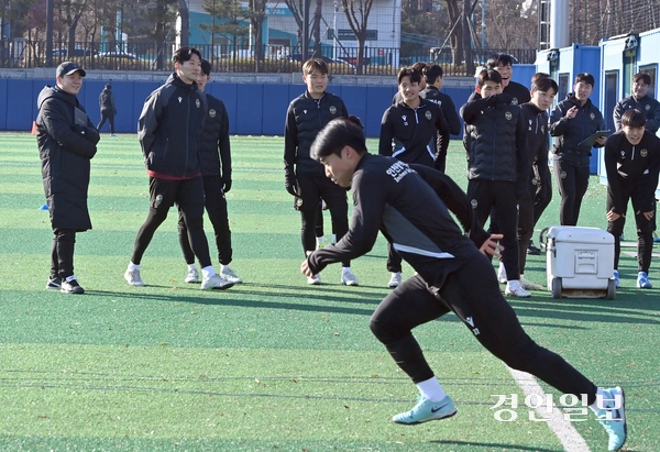 윤정환 인천 유나이티드 신임 감독이 26일 연수구 인천유나이티드 축구센터에서 선수들의 훈련을 지켜보고 있다. 2024.12.26 /김용국기자 yong@kyeongin.com