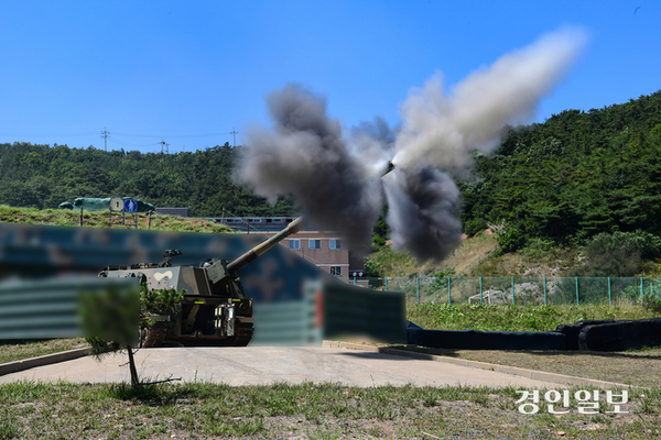 지난 6월 26일 백령도 훈련서 포를 발사한 K-9 자주포. 2024.6.26 /서북도서방위사령부 제공