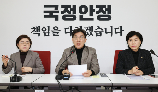 국민의힘 권성동 대표 권한대행 겸 원내대표(가운데)가 29일 오후 국회에서 전남 무안공항 여객기 사고와 관련해 행정안전위원회와 국토교통위원회 등 관련 상임위 소속 의원들과 긴급회의를 열고 수습방안 등 논의 결과를 설명하고 있다. 2024.12.29 /연합뉴스