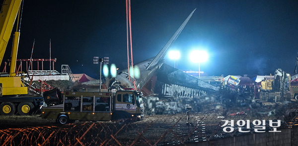 179명의 사망자가 발생한 전남 무안공항 제주항공 추락 참사 현장에서 29일 오후 동체 잔해가 덩그러니 남아 있다. 2024.12.29 /이지훈기자 jhlee@kyeongin.com