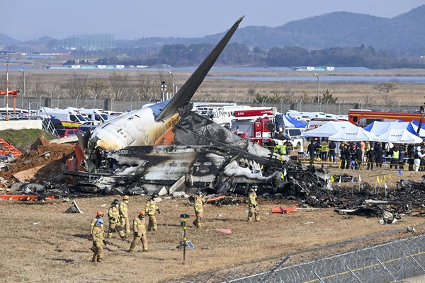 29일 전남 무안국제공항 활주로에서 탑승객 175명, 승무원 6명 등 총 181명을 태운 제주항공 여객기가 추락해 오후 8시 현재 177명이 숨지고 2명이 구조됐으며 2명이 실종 상태다. 이날 사고 현장에서 꼬리 부분을 제외한 비행기 동체가 완전히 부서져 처참한 모습을 보이고 있다. 2024.12.29 /광주일보 제공