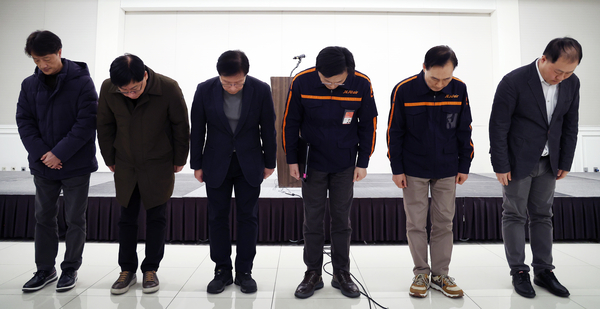 김이배 제주항공 대표와 관계자들이 29일 무안국제공항 여객기 참사 관련 프레스센터가 설치된 서울 강서구 메이필드 호텔에서 사고 관련 브리핑에 앞서 허리 숙여 인사하고 있다.  /연합뉴스