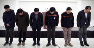 허리 숙인 제주항공 관계자 “원인 규명 최선” [무안 제주항공 참사]