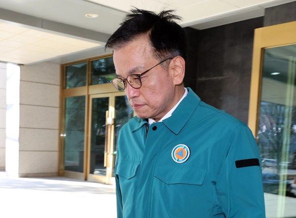 최상목 대통령 권한대행 부총리 겸 기획재정부 장관이 29일 오전 전남 무안공항 항공기 사고 대응을 위해 정부서울청사에서 나오고 있다. 2024.12.29 /연합뉴스