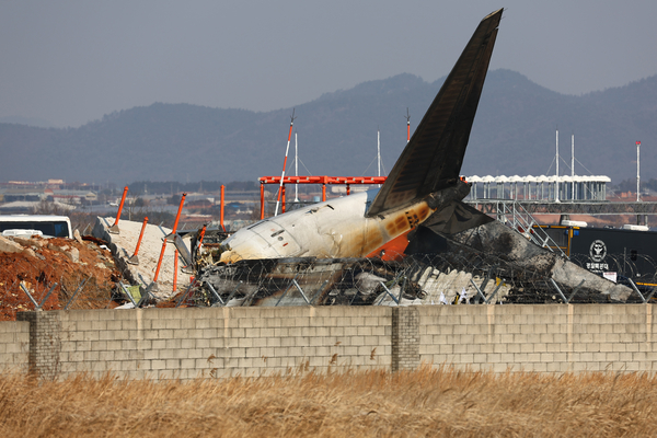 29일 오후 전남 무안군 무안국제공항에서 발생한 항공기 폭발사고 현장에서 소방대원들이 구조작업을 펼치고 있다. 2024.12.29 /연합뉴스