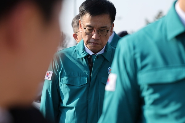 최상목 대통령 권한대행 부총리 겸 기획재정부 장관이 29일 오후 전남 무안공항 여객기 사고 현장에서 탑승객 가족들을 만난 뒤 굳은 표정으로 나오고 있다. 2024.12.29 /연합뉴스