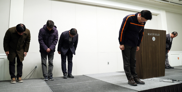 김이배 제주항공 대표와 관계자들이 29일 무안국제공항 여객기 참사 관련 프레스센터가 설치된 서울 강서구 메이필드 호텔에서 사고 관련 브리핑 도중 허리 숙여 인사하고 있다. 2024.12.29 /연합뉴스