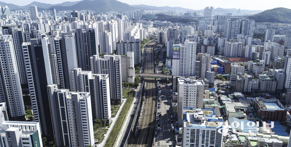 경부선 지상철도 구간인 안양역~명학역 사이 철로의 모습. /경인일보DB