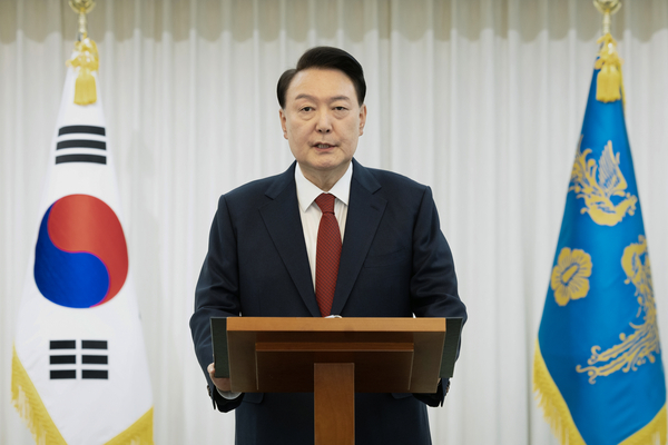 윤석열 대통령이 14일 본인의 탄핵소추안이 국회에서 가결된 뒤 한남동 관저에서 대국민담화를 하고 있다. 2024.12.14 /연합뉴스