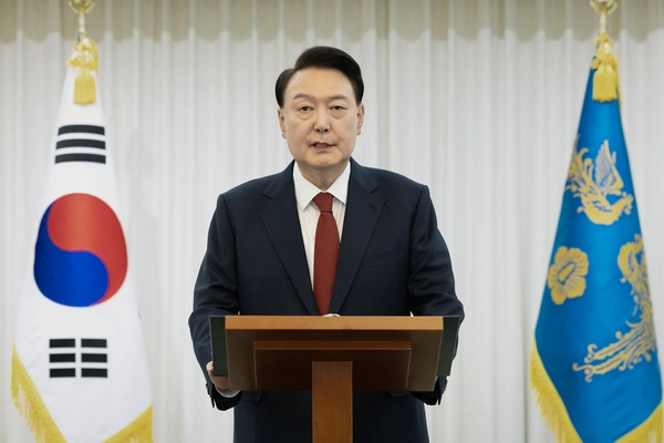 윤석열 대통령이 14일 본인의 탄핵소추안이 국회에서 가결된 뒤 한남동 관저에서 대국민담화를 하고 있다. 2024.12.14 /연합뉴스