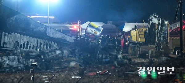 179명의 사망자가 발생한 전남 무안공항 제주항공 추락 참사 현장에서 29일 오후 동체 잔해가 덩그러니 남아 있다. 2024.12.29 /이지훈기자 jhlee@kyeongin.com