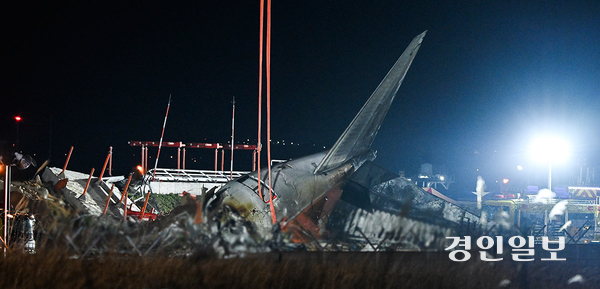 179명의 사망자가 발생한 전남 무안공항 제주항공 추락 참사 현장에서 29일 오후 동체 잔해가 덩그러니 남아 있다. 2024.12.29 /이지훈기자 jhlee@kyeongin.com