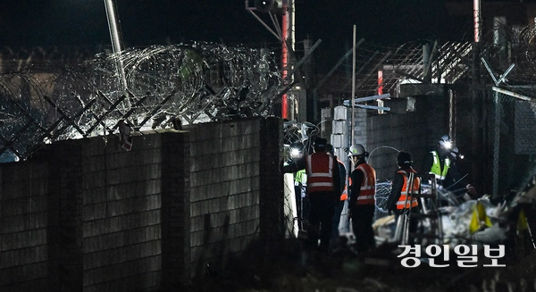 179명의 사망자가 발생한 전남 무안공항 제주항공 추락 참사 현장에서 29일 오후 관계자들이 분주히 움직이고 있다. 2024.12.29 /이지훈기자 jhlee@kyeongin.com
