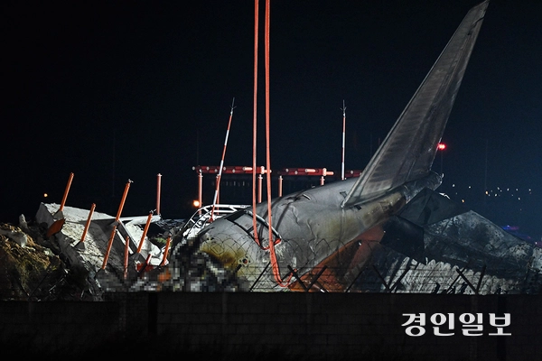 179명의 사망자가 발생한 전남 무안공항 제주항공 추락 참사 현장에서 29일 오후 동체 잔해가 덩그러니 남아 있다. 2024.12.29 /이지훈기자 jhlee@kyeongin.com