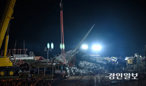 179명의 사망자가 발생한 전남 무안공항 제주항공 추락 참사 현장에서 29일 오후 동체 잔해가 덩그러니 남아 있다. 2024.12.29 /이지훈기자 jhlee@kyeongin.com