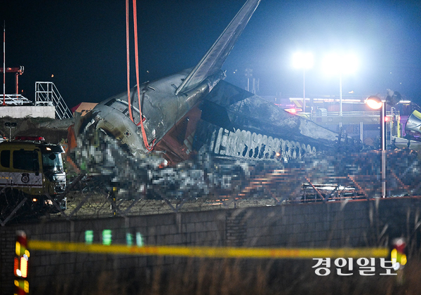 179명의 사망자가 발생한 전남 무안공항 제주항공 추락 참사 현장에서 29일 오후 동체 잔해가 덩그러니 남아 있다. 2024.12.29 /이지훈기자 jhlee@kyeongin.com