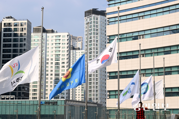무안공항 제주항공 여객기 참사로 국가애도기간인 30일 오전 경기도청에 희생자들을 애도하기 위한 조기가 게양되어 있다. 2024.12.30 /최은성기자 ces7198@kyeongin.com