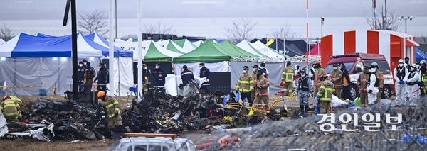 무안 제주항공 참사 이튿날인 30일 오전 전남 무안국제공항에서 관계자들이 사고 현장을 조사하고 있다. 2024.12.30 /이지훈기자 jhlee@kyeongin.com