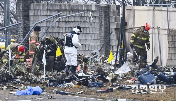 무안 제주항공 참사 이튿날인 30일 오전 전남 무안국제공항에서 관계자들이 사고 현장을 조사하고 있다. 2024.12.30 /이지훈기자 jhlee@kyeongin.com