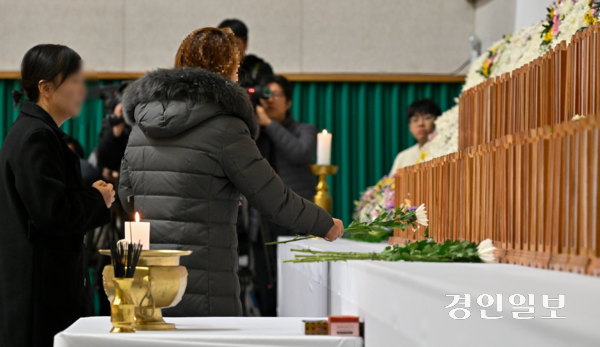 30일 전남 무안군 무안종합스포츠파크에 마련된 제주항공 여객기 사고 희생자 합동분향소에서 조문객들이 오열하고 있다. 2024.12.30 /이지훈기자 jhlee@kyeongin.com