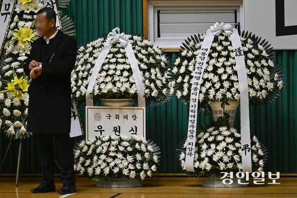 30일 전남 무안군 무안종합스포츠파크에 마련된 제주항공 여객기 사고 희생자 합동분향소에 최상목 대통령 권한대행과 우원식 국회의장의 화환이 설치되어 있다. 2024.12.30 /이지훈기자 jhlee@kyeongin.com