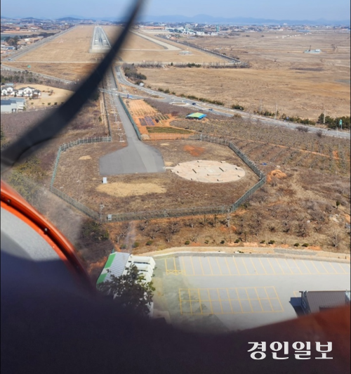 29일 한 누리꾼이 경비행기에서 촬영한 무안공항 활주로라며 공개한 사진. 이 누리꾼은 활주로 접근 시 근처 바다가 시야에 들어오지 않는다고 설명했다. 2024.12.29 /누리꾼 제공