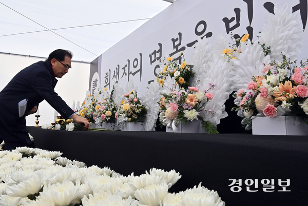 30일 인천시청 앞 애뜰광장에 마련된 제주항공 여객기 사고 희생자 합동분향소를 찾은 시민이 헌화하고 있다. 2024.12.30 /김용국기자 yong@kyeongin.com