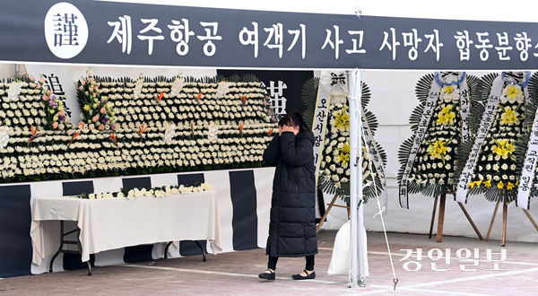 30일 오후 오산시청 앞에 마련된 무안공항 제주항공 여객기 사고 사망자 합동분향소를 찾은 시민들이 헌화하고 있다. 2024.12.30 /최은성기자 ces7198@kyeongin.com