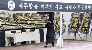 교복 입은 학생·아이와 온 부모 ‘슬픈 연대’ [무안 제주항공 참사]