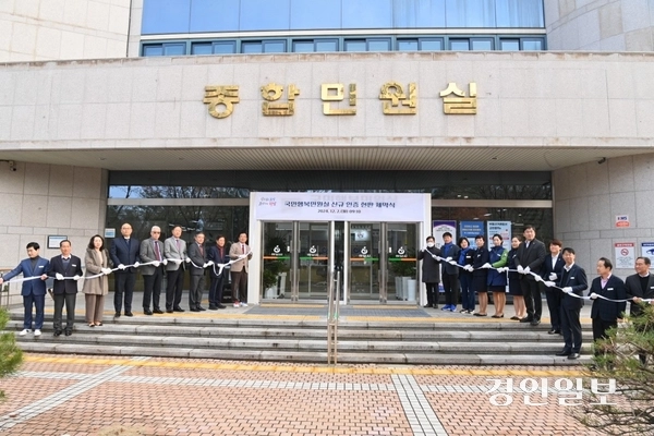 이현재 하남시장이 12월 ‘2024 국민행복민원실 인증 기념 현판식’에 참석해 내빈들과 함께 기념촬영을 하고 있다./하남시 제공