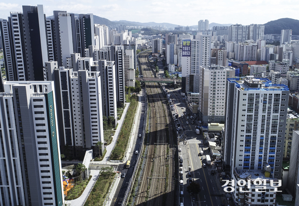 경부선 지상철도 구간인 안양역~명학역 사이 철로의 모습. /경인일보DB