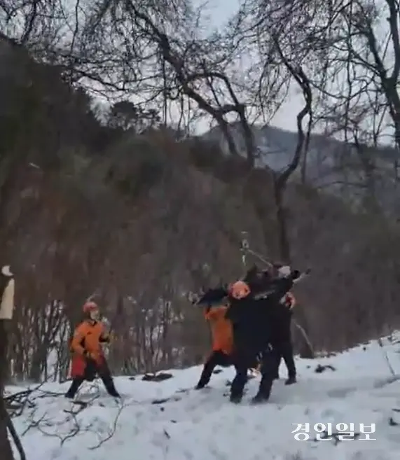 29일 오후 2시50분께 가평군 설악면의 한 야산에서 패러글라이딩을 하던 60대 여성이 바람으로 인해 불시착한 뒤 소방 당국에 의해 구조되고 있다. 2024.12.29 /경기도북부소방재난본부 제공.