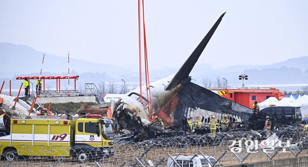 무안 제주항공 참사 이튿날인 30일 오전 전남 무안국제공항에서 관계자들이 사고 현장을 조사하고 있다. 2024.12.30 /이지훈기자 jhlee@kyeongin.com
