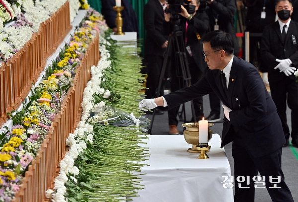최상목 대통령 권한대행 부총리가 30일 오후 전남 무안종합스포츠파크에 마련된 제주항공 여객기 사고 희생자 합동분향소를 찾아 헌화하고 있다. 2024.12.30 /이지훈기자 jhlee@kyeongin.com