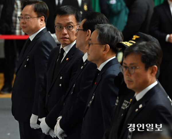 최상목 대통령 권한대행 부총리가 30일 오후 전남 무안종합스포츠파크에 마련된 제주항공 여객기 사고 희생자 합동분향소를 찾아 헌화하고 있다. 2024.12.30 /이지훈기자 jhlee@kyeongin.com