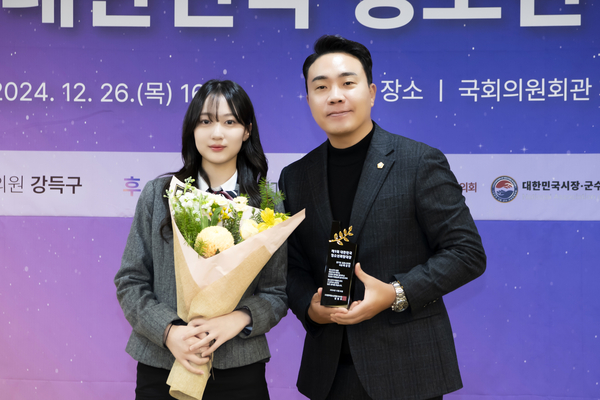 시상에 나선 청소년과 함께 기념촬영하는 배강민(오른쪽) 김포시의회 부의장. /한국청소년재단 제공